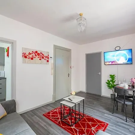 *f6gh For Your Relaxed & Cosy + Free Parking & Wifi شقة *